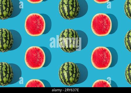 Tu es un dans un melon ! Motif de fruits d'été tendance en pastèque sur fond bleu clair. Concept de fond alimentaire naturel. Disposition minimale. Banque D'Images