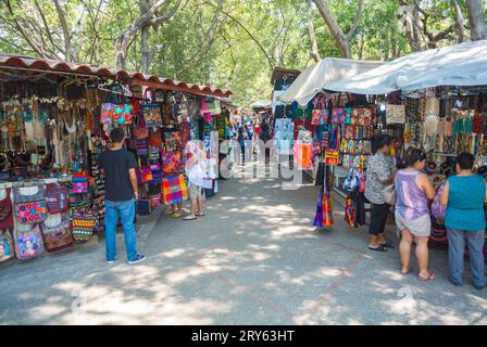 Puerto Vallarta, Jalisco, Mexique, touristes visitant Mercado de artesanias ( en anglais, marché de l'artisanat d'art). Editorial uniquement. Banque D'Images