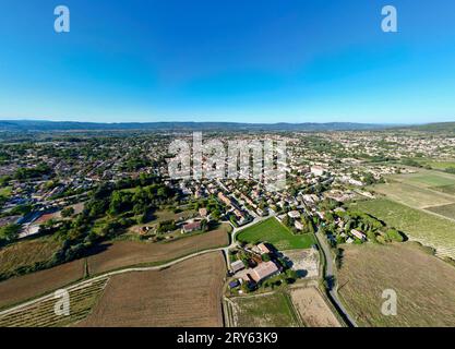 Panorama aérien de Pertuis sous un ciel bleu d'été : une ville par excellence en Provence-Alpes-Côte d'Azur, Luberon, Vaucluse, France Banque D'Images