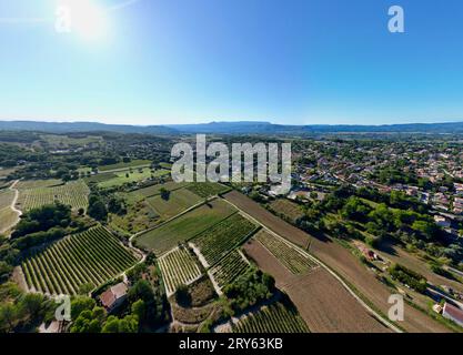 Panorama aérien de Pertuis : Horizon d'été dans le Vaucluse, Luberon - Panorama Drone vue sur prairies, vignobles & nature en Provence-Alpes-Côte d'Azur, F Banque D'Images