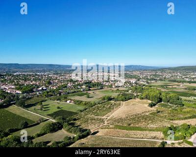 Panorama aérien de Pertuis : Horizon d'été dans le Vaucluse, Luberon - Panorama Drone vue sur prairies, vignobles & nature en Provence-Alpes-Côte d'Azur, F Banque D'Images