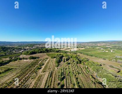 Panorama aérien de Pertuis : Horizon d'été dans le Vaucluse, Luberon - Panorama Drone vue sur prairies, vignobles & nature en Provence-Alpes-Côte d'Azur, F Banque D'Images