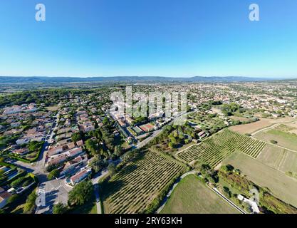 Panorama aérien de Pertuis sous un ciel bleu d'été : une ville par excellence en Provence-Alpes-Côte d'Azur, Luberon, Vaucluse, France Banque D'Images