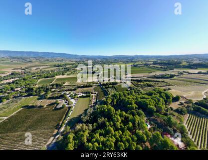 Panorama aérien de Pertuis : Horizon d'été dans le Vaucluse, Luberon - Panorama Drone vue sur prairies, vignobles & nature en Provence-Alpes-Côte d'Azur, F Banque D'Images