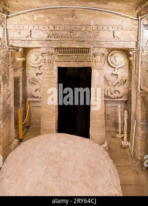 Nécropole de KOM el Shogafa, tombe principale : Un premier portique, une antichambre et un second portique. Banque D'Images