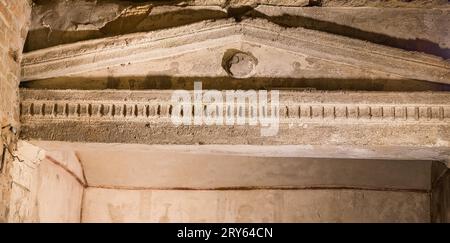 Nécropole de KOM el Shogafa, dite tombe de Caracalla : tympan. Banque D'Images