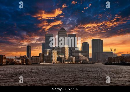 En début de soirée, vue sur Canary Wharf depuis Limehouse, Londres, Royaume-Uni. Banque D'Images