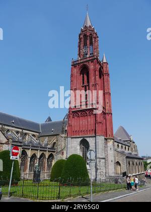 La tour gothique calcaire du Sint Janskerk à Maastricht. Banque D'Images