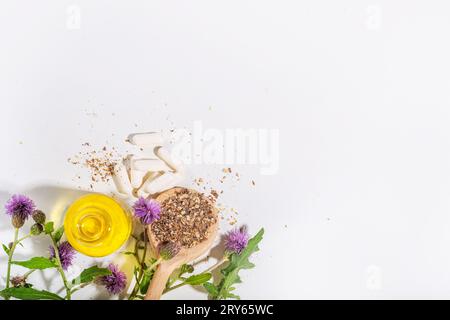 Fournitures de chardon de lait, poudre et huile. Silybum marianum, superaliment biologique naturel de fleurs sauvages - graines entières et de grains, pilules, huile avec frais Banque D'Images