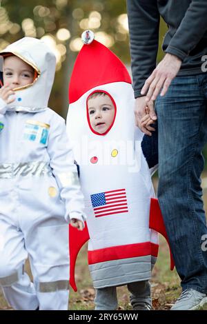 Frères habillés en astronaute et fusée pour halloween Banque D'Images