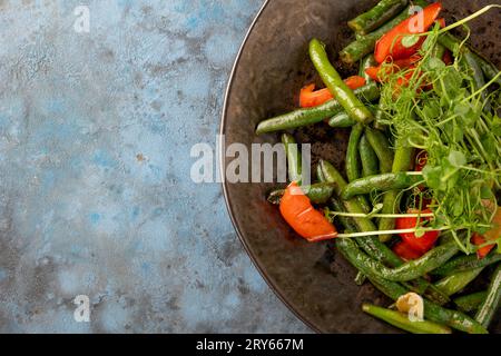 Garniture d'asperges, poivron, microgreens sur fond gris bleu. Vue de dessus. Espace de copie Banque D'Images