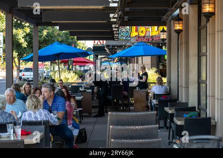 Terrasse du restaurant sur la rue animée avec dîners Banque D'Images