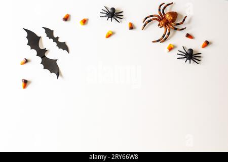 Flatlay halloween ; chauves-souris ; maïs bonbon ; araignées Banque D'Images