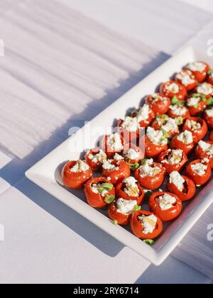 Plateau de tomates farcies au fromage, nourriture servie Banque D'Images