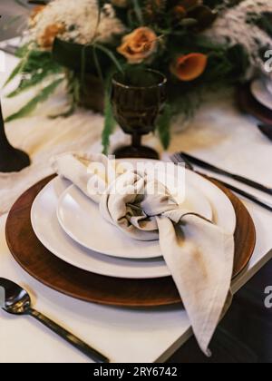 Table d'automne rustique, chargeur en bois, verrerie vintage, neutre Banque D'Images