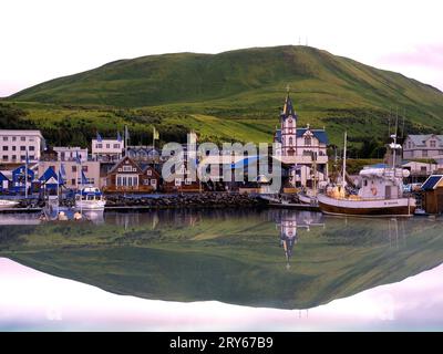 Ville d'observation des baleines de Husavik. Bateaux dans le port. Islande. Banque D'Images