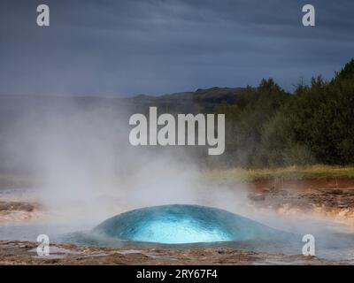 Strokkur Geyser Islande au petit matin Banque D'Images