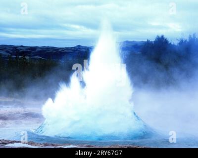 Strokkur Geyser Islande au petit matin Banque D'Images