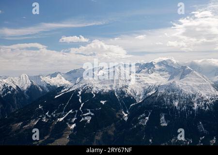 Paysage montagneux avec des sommets enneigés, un ciel bleu nuageux Banque D'Images