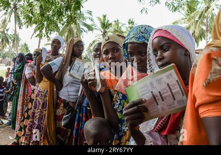 Les gens assistent à une session sur la santé et la nutrition au village de Nitekela, dans la municipalité de Nanyamba, dans la région de Mtwara, en Tanzanie, sur 25 février 2022 Banque D'Images