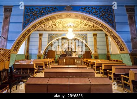 Vue intérieure de la salle de prière principale, regardant vers la sainte Arche, détenteur des Écritures de la Torah. À la Grande Synagogue juive en brique rouge à Tbilissi Banque D'Images