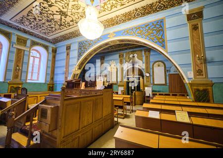 Vue intérieure de la salle de prière principale, regardant vers la sainte Arche, détenteur des Écritures de la Torah. À la Grande Synagogue juive en brique rouge à Tbilissi Banque D'Images