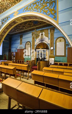 Vue intérieure de la salle de prière principale, regardant vers la sainte Arche, détenteur des Écritures de la Torah. À la Grande Synagogue juive en brique rouge à Tbilissi Banque D'Images