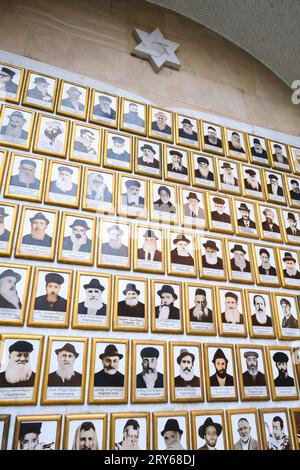 Zone extérieure avec une grande collection de photographies de rabbins passés, figures importantes. À la Grande Synagogue juive en brique rouge à Tbilissi, Géorgie, E Banque D'Images