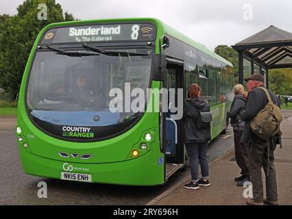 Passagers à bord de GoNorthEast Country Ranger Wright StreetLite DF, service de bus ligne 8 Sunderland Banque D'Images