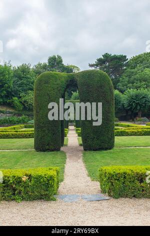 Angers, France, 2023. Perspective à travers les structures topiaires dans les jardins aménagés devant le logement du gouverneur (vertical) Banque D'Images