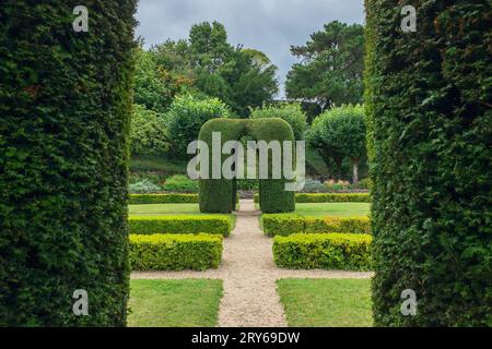 Angers, France, 2023. Un topiaire vu de dessous une autre structure voûtée dans les jardins formels disposés devant les logements du gouverneur Banque D'Images