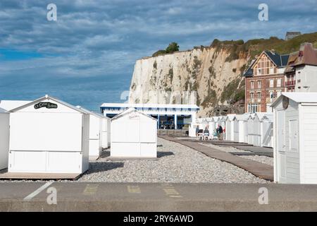 La plage et la falaise de Mers-les-bains, Picardie, France Banque D'Images