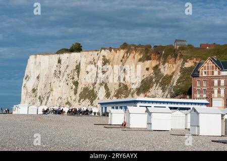 La plage et la falaise de Mers-les-bains, Picardie, France Banque D'Images