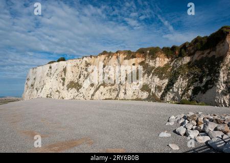 La plage et la falaise de Mers-les-bains, Picardie, France ; surfeur dans la mer. Banque D'Images