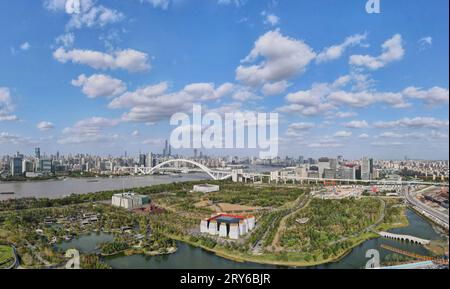 (230929) -- SHANGHAI, 29 septembre 2023 (Xinhua) -- cette photo aérienne prise le 17 octobre 2022 montre une vue du parc culturel de l'exposition universelle dans la zone de libre-échange pilote de Chine (Shanghai) à Shanghai, dans l'est de la Chine. Vendredi marque le 10e anniversaire de la création de la première zone de libre-échange pilote de la Chine dans la nouvelle région de Pudong à Shanghai. Depuis son inauguration, la zone de libre-échange pilote Chine (Shanghai) (ci-après abrégée en zone franche de Shanghai) a réalisé de nombreuses premières et ouvert un nouveau chapitre dans la réforme et l'ouverture de la Chine. Au cours de la dernière décennie, Shanghai FTZ a triplé pour atteindre 120,72Sen Banque D'Images