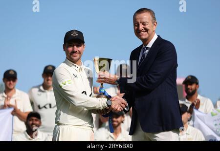 Le capitaine du Surrey, Rory Burns, reçoit le trophée de division 1 des mains du président du Cricket Board d'Angleterre et du pays de Galles, Richard Thompson, après la quatrième journée du match du LV= Insurance County Championship à l'Ageas Bowl, Southampton. Date de la photo : Vendredi 29 septembre 2023. Banque D'Images