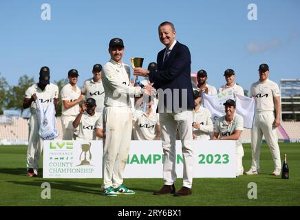 Le capitaine du Surrey, Rory Burns, reçoit le trophée de division 1 des mains du président du Cricket Board d'Angleterre et du pays de Galles, Richard Thompson, après la quatrième journée du match du LV= Insurance County Championship à l'Ageas Bowl, Southampton. Date de la photo : Vendredi 29 septembre 2023. Banque D'Images