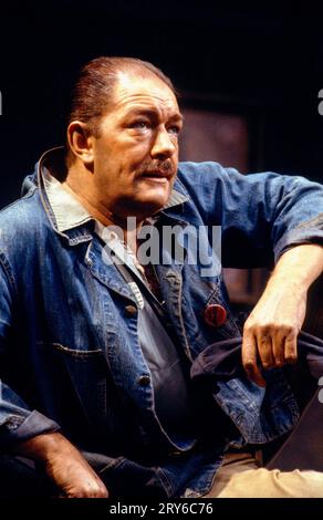 Michael Gambon (Eddie carbone) dans Une VUE DU PONT par Arthur Miller à l'Aldwych Theatre, Londres WC2 03/11/1987 a National Theatre design : Alan Tagg éclairage : Mick Hughes réalisateur : Alan Ayckbourn Banque D'Images