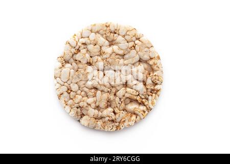 Chips de gâteau de riz soufflé d'en haut isolé sur fond blanc, collation saine. Banque D'Images