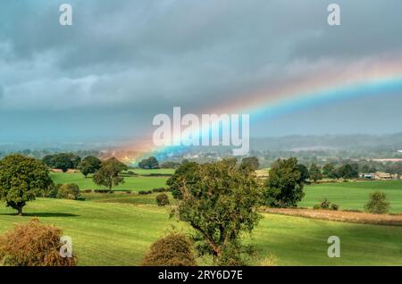 Fin de l'arc-en-ciel. Arc-en-ciel coloré au-dessus des Yorkshire Dales vues depuis Hackfall Woods, région de Nidderdale d'une beauté exceptionnelle, North Yorkshire, Royaume-Uni Banque D'Images