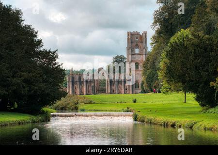 Vue sur l'abbaye romantique médiévale de Fontaines, Ripon, North Yorkshire, Royaume-Uni Banque D'Images