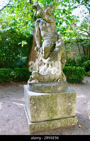 Sculpture homme sculpté en pierre et panthère par Just Becquet dans les jardins du Musée des Beaux-Arts de Tours Indre-et-Loire France Banque D'Images