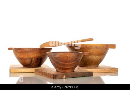 Ensemble de trois sous-verres en bois de pin et tasses en bois, macro, isolé sur fond blanc. Banque D'Images