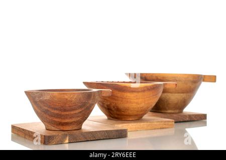 Ensemble de trois sous-verres en bois de pin et tasses en bois, macro, isolé sur fond blanc. Banque D'Images