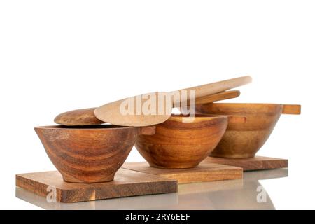 Ensemble de trois sous-verres en bois de pin, tasses en bois et cuillères en bois, macro, isolé sur fond blanc. Banque D'Images