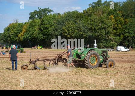 Concurrents sur des machines agricoles anciennes dans le cadre d'un concours de labour. Banque D'Images