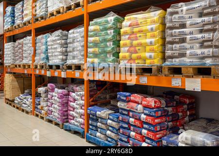 Un grand choix de matériaux de construction sont vendus dans une quincaillerie. Biens de construction et de réparation. Minsk, Biélorussie, 28 septembre 2023 Banque D'Images