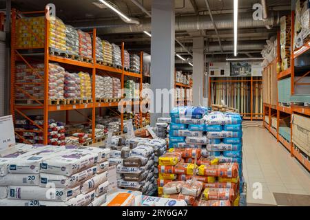 Un grand choix de matériaux de construction sont vendus dans une quincaillerie. Biens de construction et de réparation. Minsk, Biélorussie, 28 septembre 2023 Banque D'Images