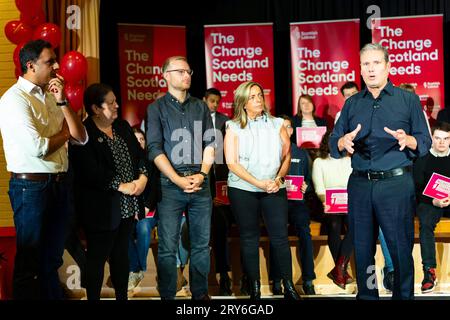 Hamilton, Écosse, Royaume-Uni. 29 septembre 2023. Le chef du Parti travailliste, Sir Keir Starmer, rejoint Anas Sarwar, Michael Shanks et Jackie Baillie pour un rassemblement travailliste écossais avant les élections partielles de Rutherglen et Hamilton West la semaine prochaine. Le Parti travailliste écossais espère prendre le siège du SNP. Iain Masterton/Alamy Live News Banque D'Images