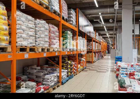 Un grand choix de matériaux de construction sont vendus dans une quincaillerie. Biens de construction et de réparation. Minsk, Biélorussie, 28 septembre 2023 Banque D'Images